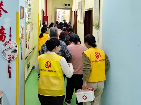 图二 消防逃生演练.jpg