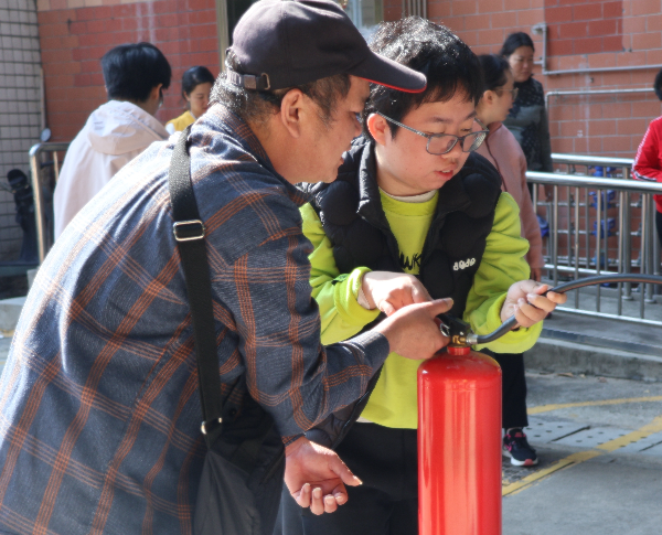 图三 消防灭火演练.jpg