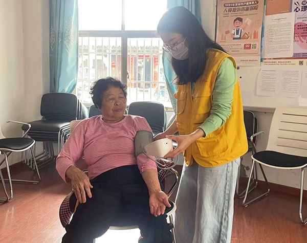 图:艾灸前,康复师评估残疾人的身体状况 图:艾灸前,康复师评估残疾人的身体状况