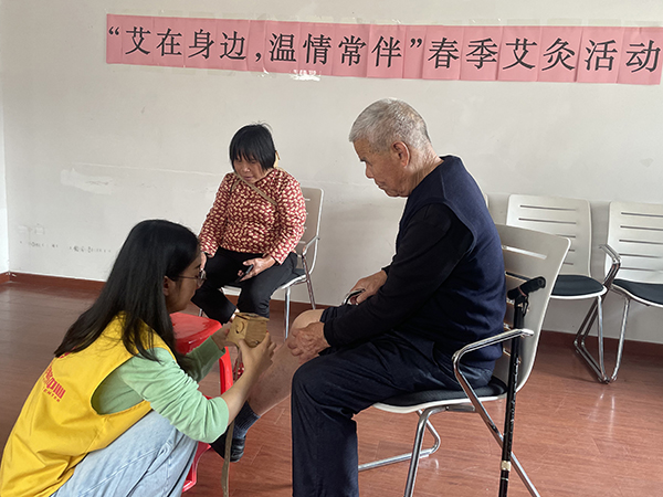 图:康复师为长者做艾灸,以缓解膝关节慢性疼痛 图:康复师为长者做艾灸,以缓解膝关节慢性疼痛