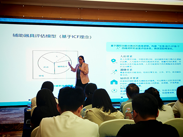 图：中国残疾人辅助器具中心技术服务处处长 何艳老师授课