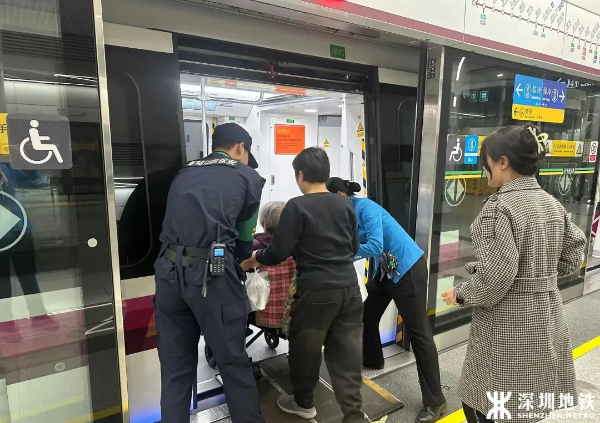 3-深圳地铁站扶手刻盲文获赞：温暖藏进了各个角落.png