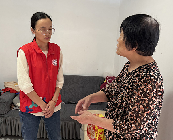 图：社区领导了解家属情况