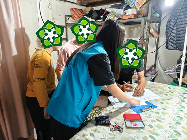 图:双百社工为服务对象申请资助金 图:双百社工为服务对象申请资助金