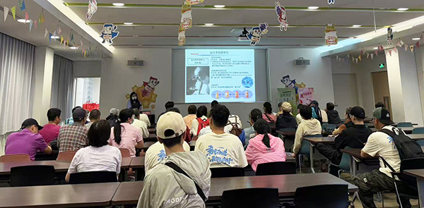 图：福田、福保、园岭职康中心残疾人专注学习肠道保健知识并参观生产车间