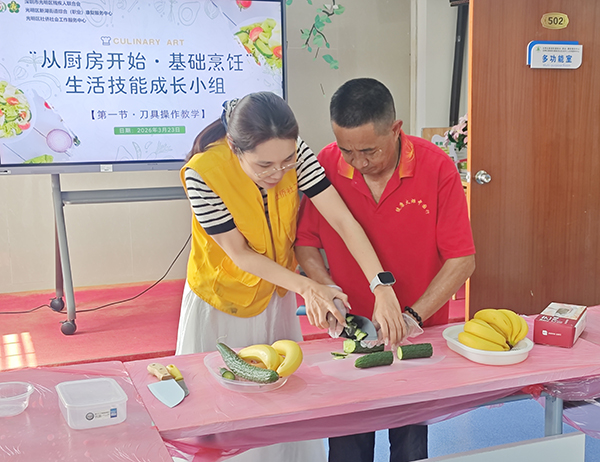 图：社工老师耐心手把手教零基础残疾人