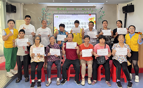 图：残疾人捧着证书，脸上满是自豪