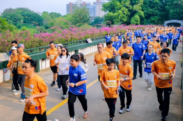 4-奔跑点亮孤独症人士融合之路 ——龙华区举办第十九个世界孤独症关注日健康公益跑活动.png
