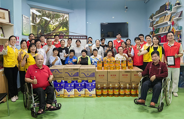 图: 爱心企业捐赠现场 图: 爱心企业捐赠现场