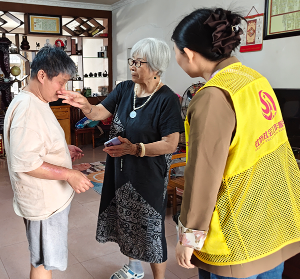 图:社工向家属了解残疾人居家情况 图:社工向家属了解残疾人居家情况