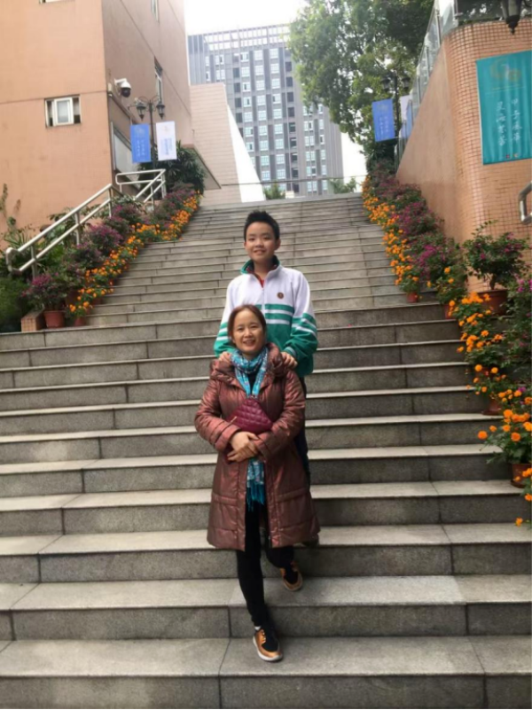 图：黎恒畅与妈妈