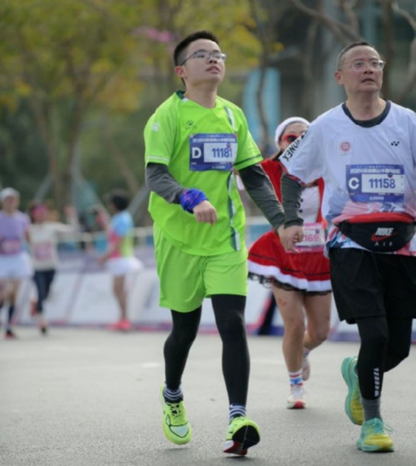 图：黎恒畅与父亲一起参加马拉松