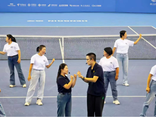 图：黎恒畅与智力残疾和精神残疾孩子、家长组成的“剧说你我”艺术团登上第十二届残疾人运动会暨第九届特殊奥林匹克运动会网球比赛颁奖仪式舞台