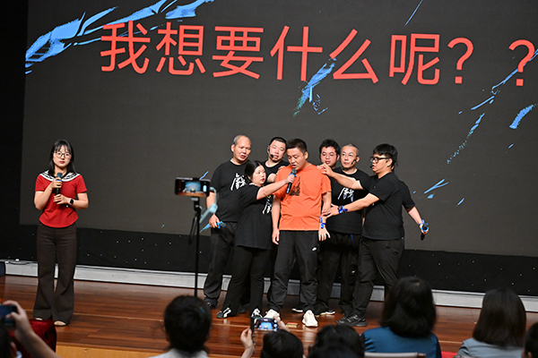 图:《来自“火星”的信号》戏剧表演 图:《来自“火星”的信号》戏剧表演