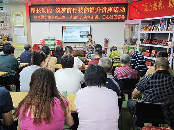 图:现场授课 图:现场授课