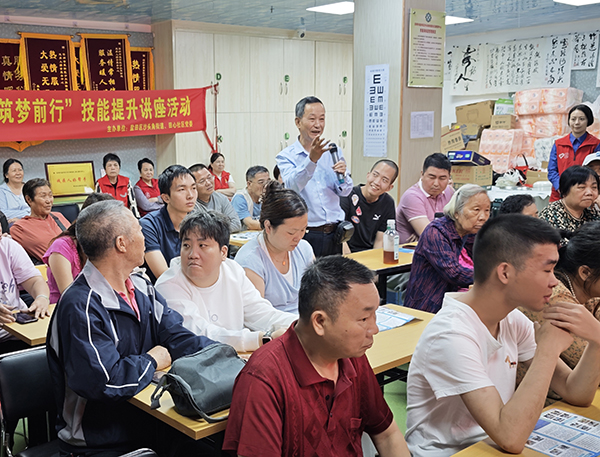 图:现场提问 图:现场提问