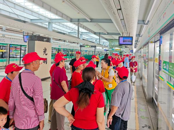 2. 社工实地讲解地铁转乘.jpg