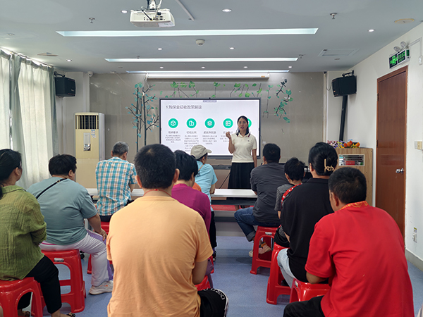 图：主讲人讲解当前就业形势