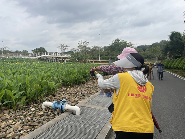 图：社工一对一指导拍摄技巧