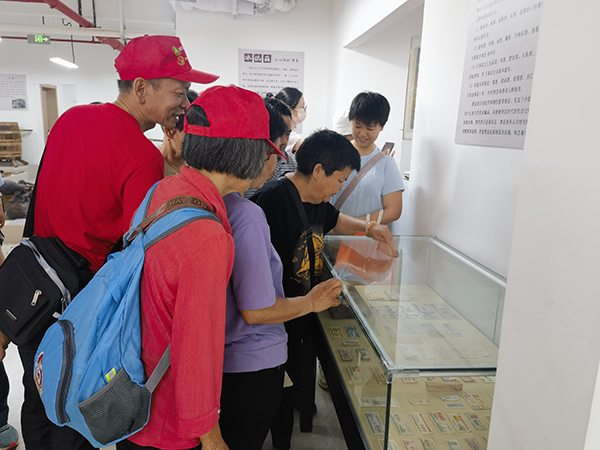 图：参观旧钱币