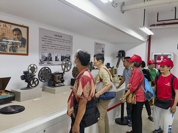 图：残疾人认真地参观旧物件