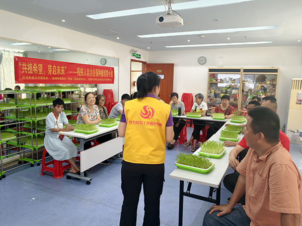 图：豆苗初长，社工现场指导助力其获成长