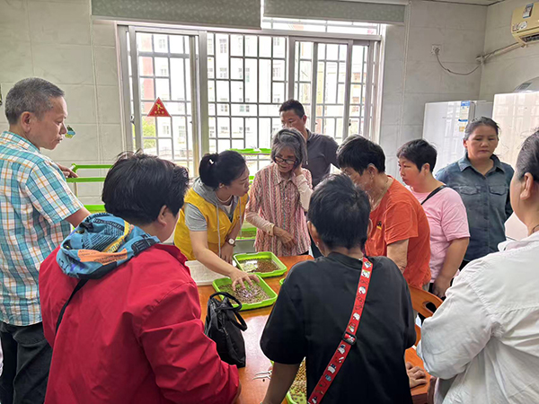 图：讲解泡豆换水教学现场