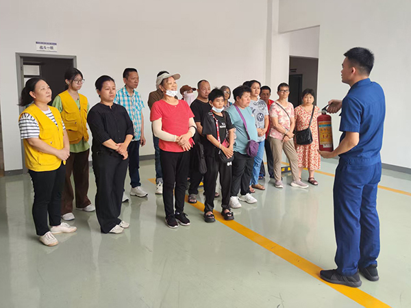 图：消防员讲解灭火器使用方法