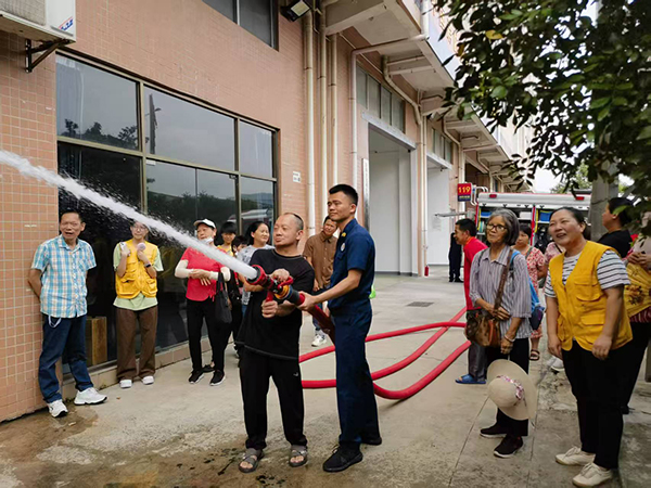 图：消防员手把手教学