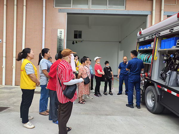 图：消防员现场实操