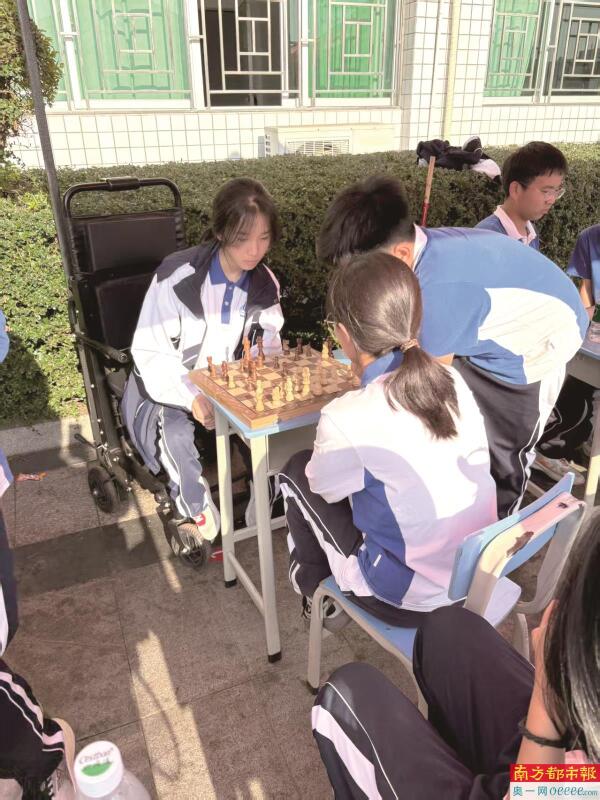龙岗中学为行动不便女孩量身打造舞龙运动方案，师生暖心帮扶让她收获自信——握紧龙杆、手腕翻转、飞龙凌空 轮椅女孩快乐拥抱体育3.jpg