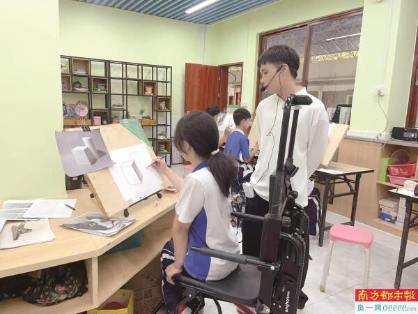 龙岗中学为行动不便女孩量身打造舞龙运动方案，师生暖心帮扶让她收获自信——握紧龙杆、手腕翻转、飞龙凌空 轮椅女孩快乐拥抱体育4.jpg