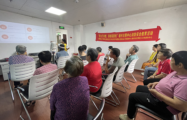 图：楼村日照中心安全员讲解消防安全知识