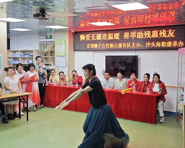 图：孔雀舞表演