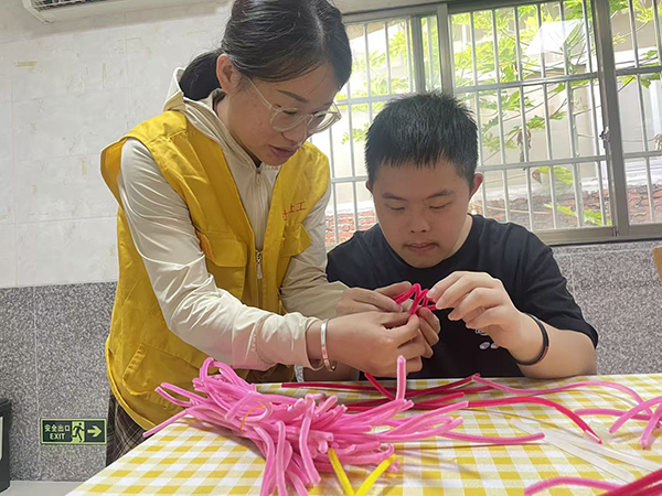 图：社工一对一指导残疾人