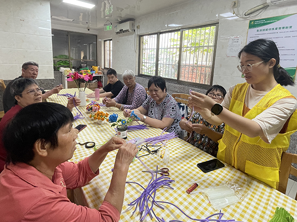 图：社工做教学示范