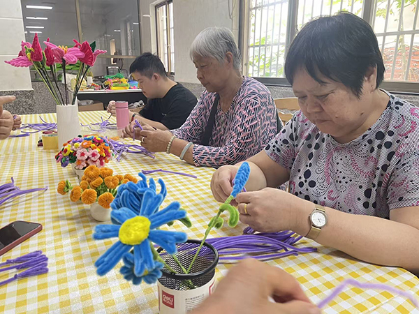 图：大家认真地制作扭扭棒中