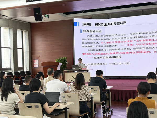 图：培训现场学习氛围浓厚