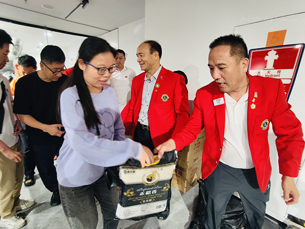 图：“狮友”为残疾人送上助残日关爱礼品