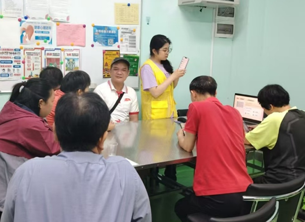 图：社工讲解课程