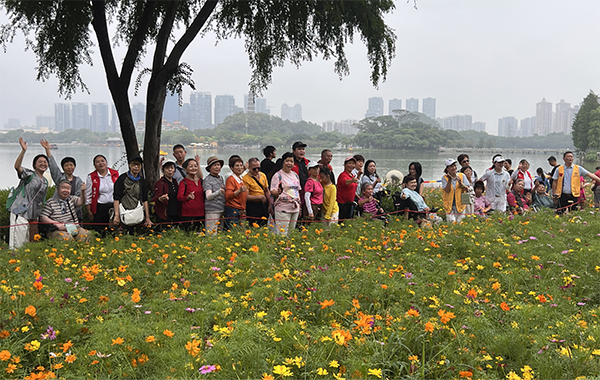 图：佛山市顺德区顺峰山公园花海合影