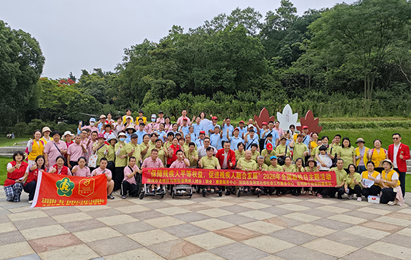 图：合影留念