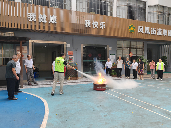 图:工作人员演示灭火器如何使用 图:工作人员演示灭火器如何使用