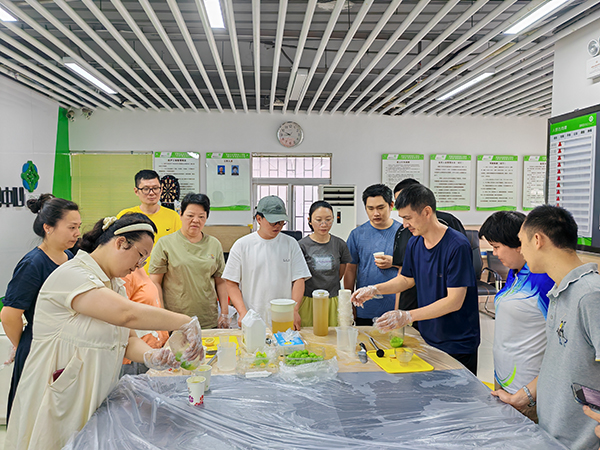 图：残疾人实践制作果茶中