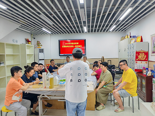 图：残疾人认真学习果茶制作过程