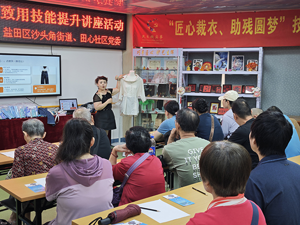 图:现场讲解衣服立裁修改方法 图:现场讲解衣服立裁修改方法