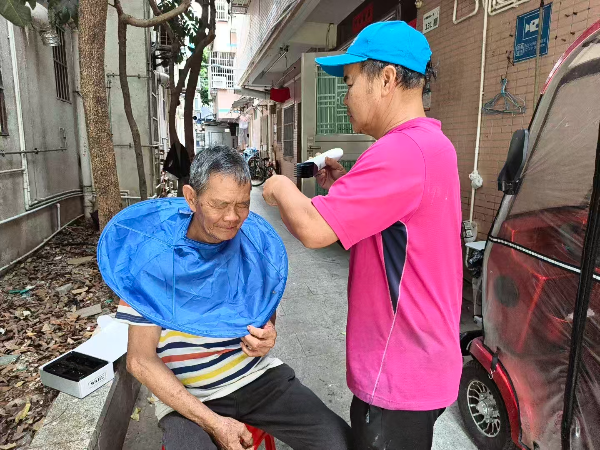 中心会员为高龄残疾人理发.jpg