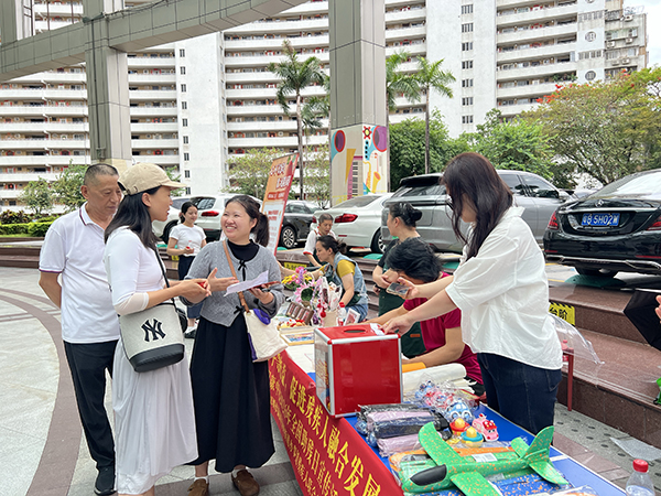 图：居民正在参与助残知识问答