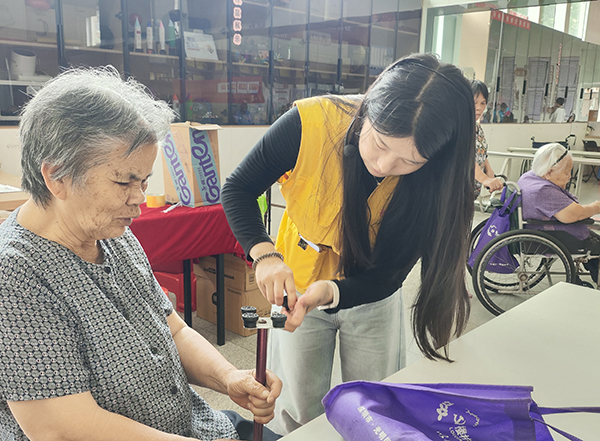 为服务对象手杖更换防滑垫.jpg