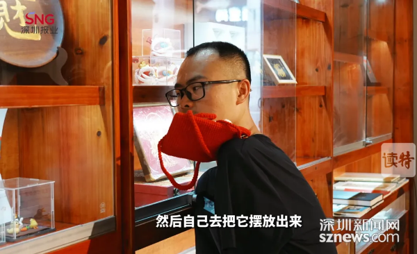 1-无臂策展人：嘴衔笔 脚拆盒 肩布展 为残疾人撑起一场艺术展.png